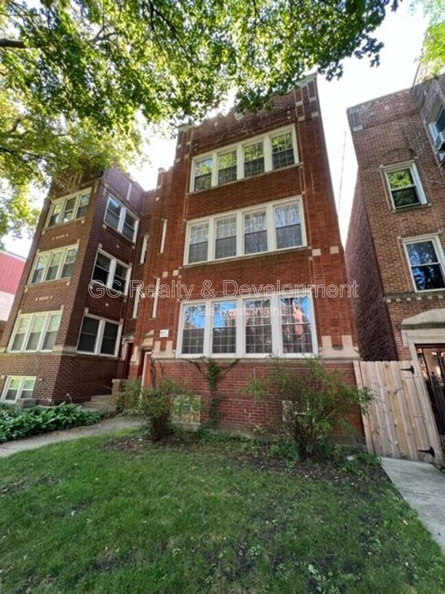 Building Photo - 1727 W Albion Ave