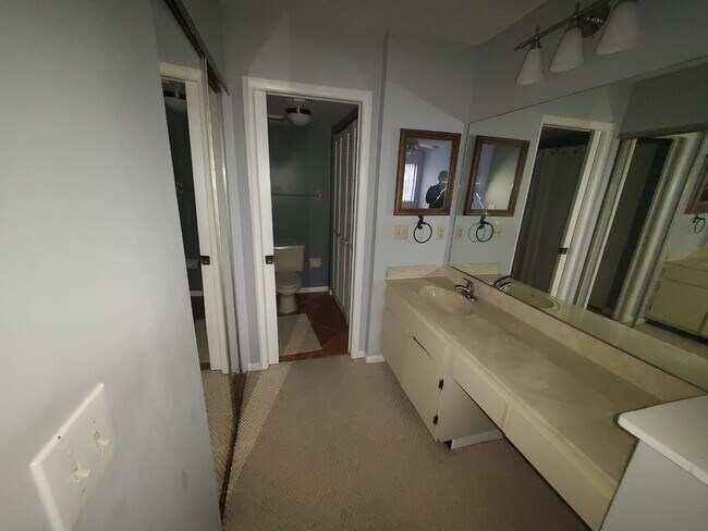 Building Photo - 5333 Vineland Rd