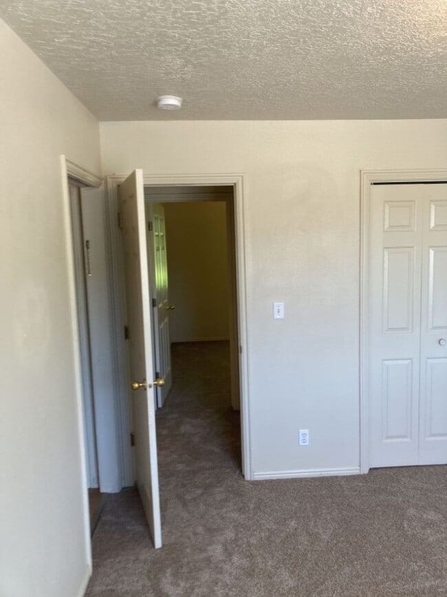 Building Photo - 3 bed, 1.5 bathroom - Two Story Twin Home