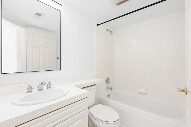 Building Photo - Don't miss out! Gated/Secured 3 br 2 ba home