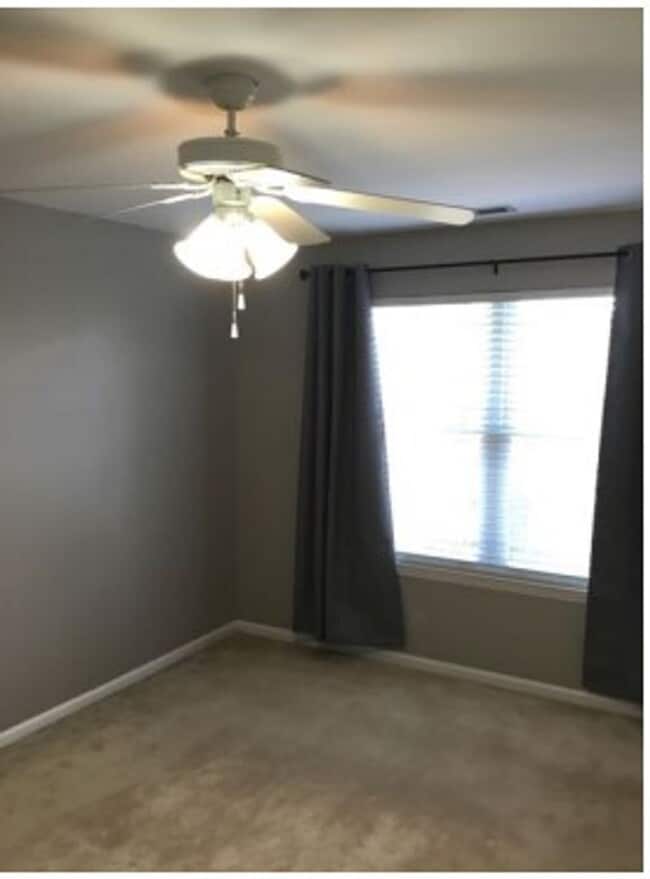 Building Photo - Townhome in great location!