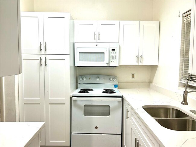 Building Photo - 112 Dahlia Dr