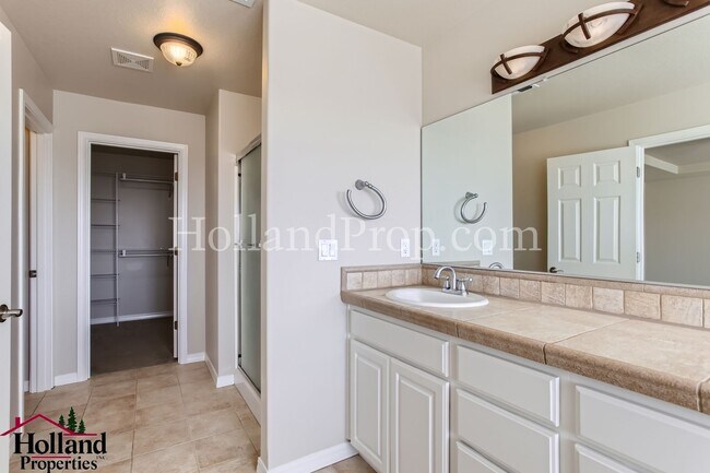 Building Photo - Beautiful 5-Bedroom Retreat with AC, Deck & Breathtaking Views