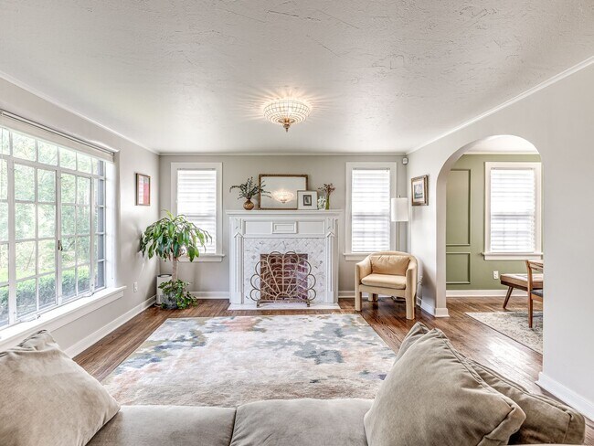 Building Photo - Beautiful 3bedroom/2 bathroom/1 Car Garage...