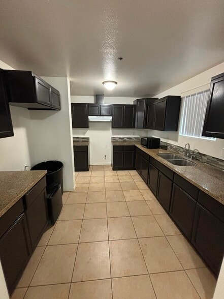 Building Photo - 214 E 97th St