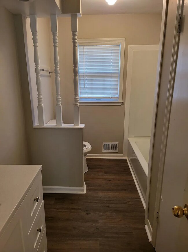 Building Photo - Spacious 4 Bed, 2.5 Bath Home with Fireplace & Garage in Independence, MO