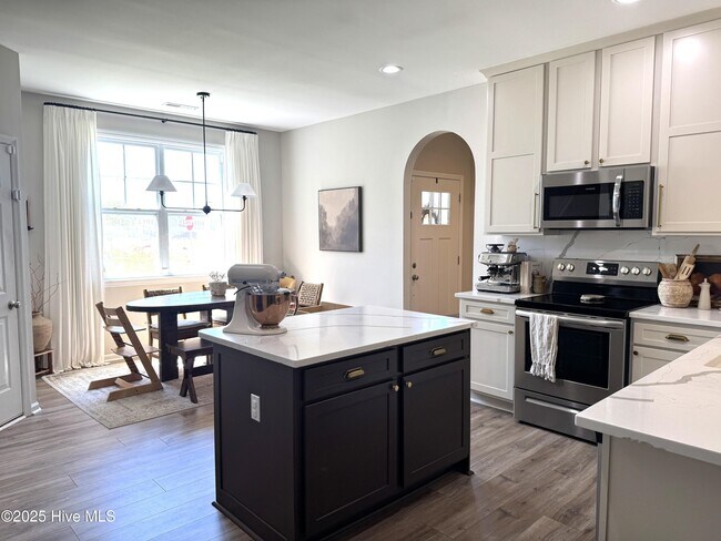 Building Photo - 301 Samuel Run Dr