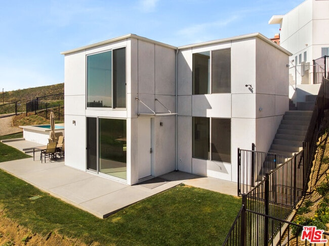 Building Photo - 28405 Via Acero St
