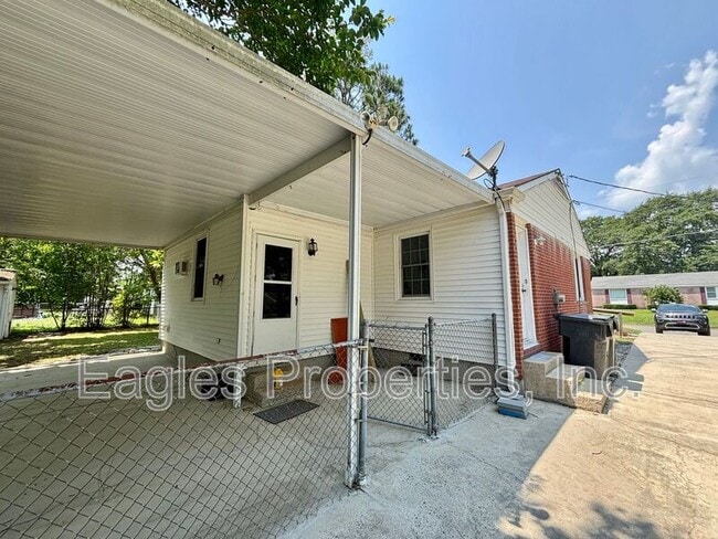 Building Photo - 418 Dove Pl