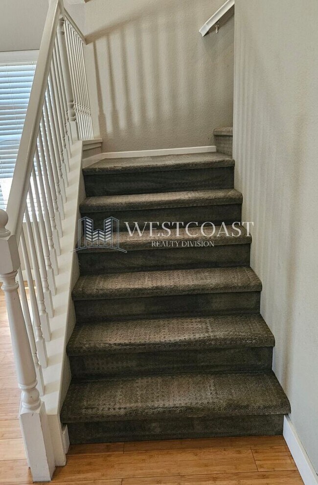 Building Photo - Elegant 3-Bedroom Home in Gated Vista Comm...
