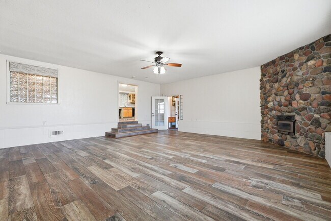 Building Photo - 2237 W Foothill St