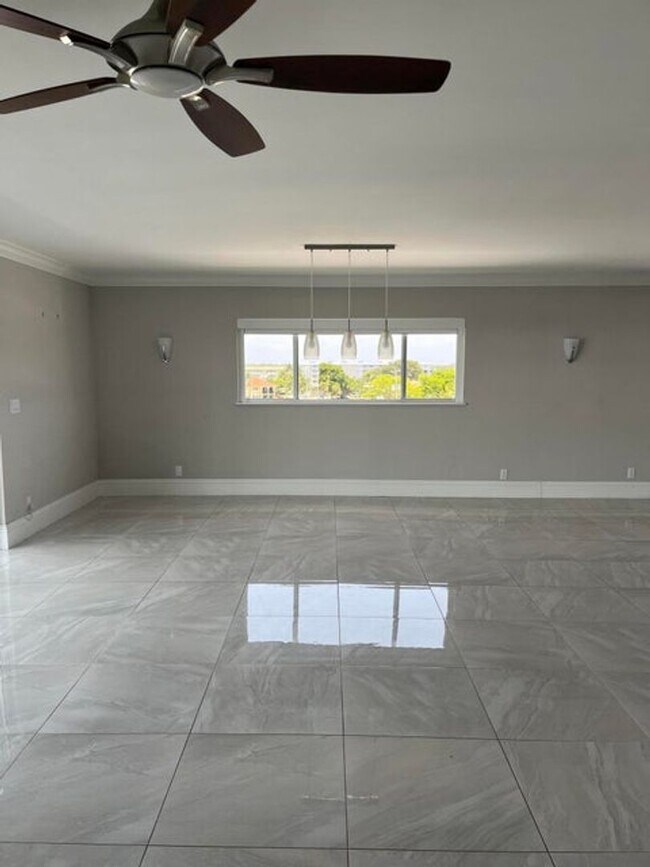 Building Photo - 155 Yacht Club Dr