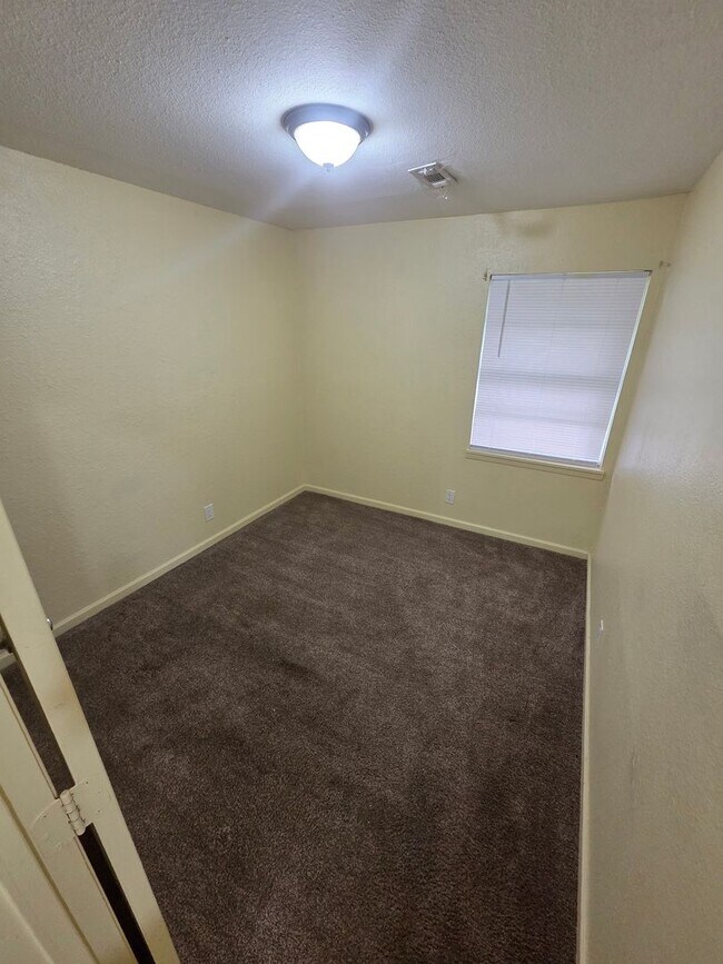 Building Photo - 4 bedroom 1.5 bathroom house!  HOUSING ACC...
