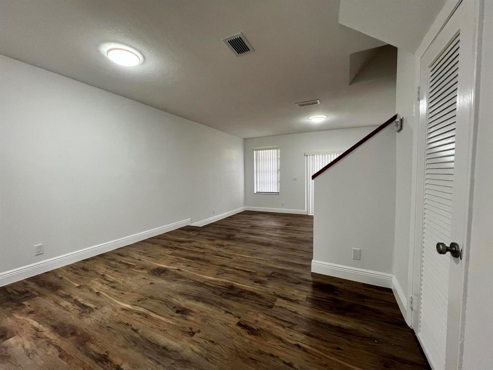 Building Photo - 10623 Royal Palm Blvd