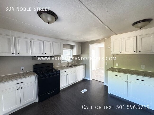 Building Photo - 304 Noble St