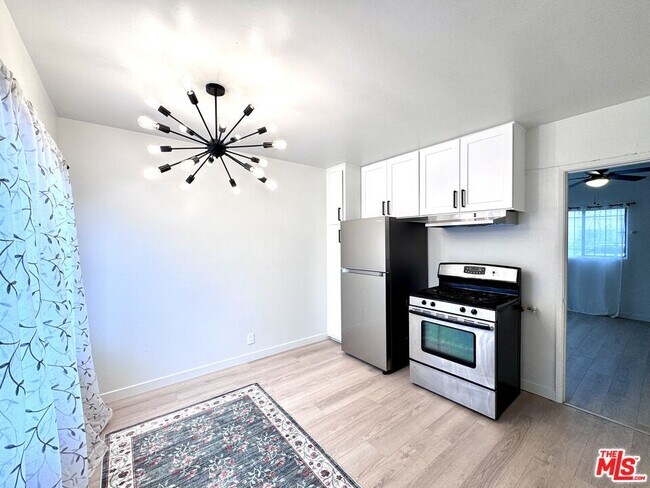 Building Photo - 1540 W 60th St