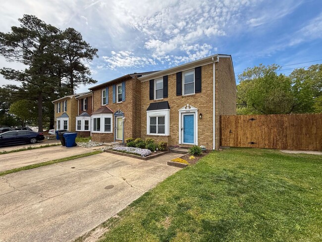 Building Photo - Double En-Suite Townhome
