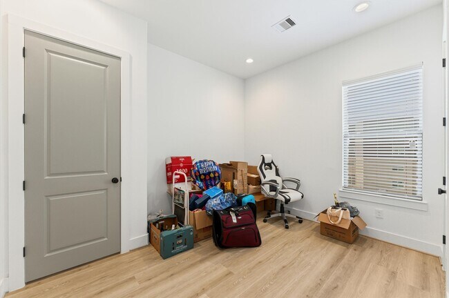 Building Photo - 2311 Eagle St