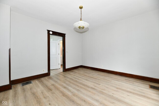 Building Photo - 852 N Rural St