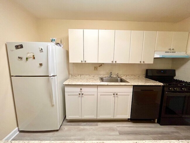 Building Photo - Cozy Oasis in Rockville!