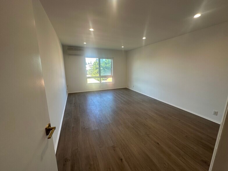 Building Photo - 5950 Buckingham Pky