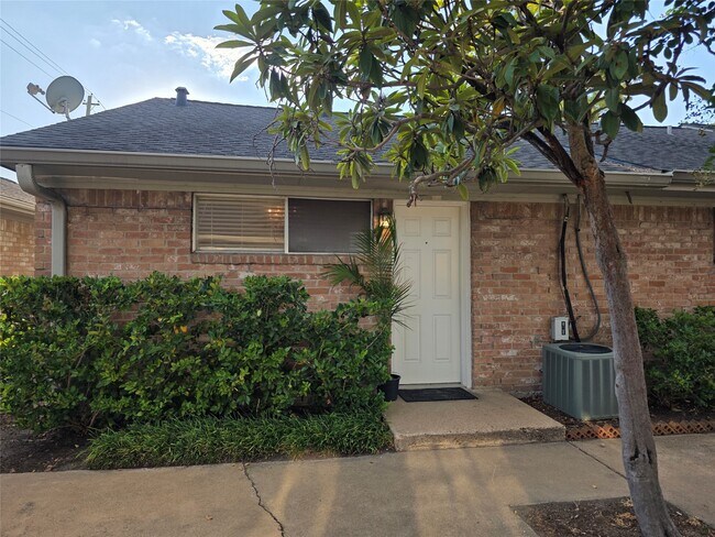 Building Photo - 1016 E Tri Oaks Ln