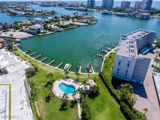 Building Photo - 400 Park Shore Dr
