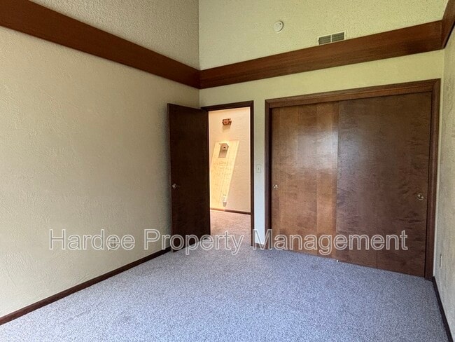 Building Photo - 9903 W Westview Dr