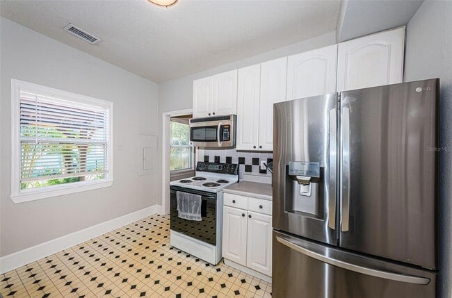 Building Photo - 833 1st St NE