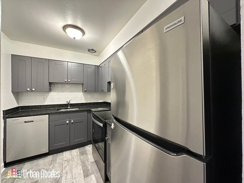 Building Photo - 672 W Sheridan Rd