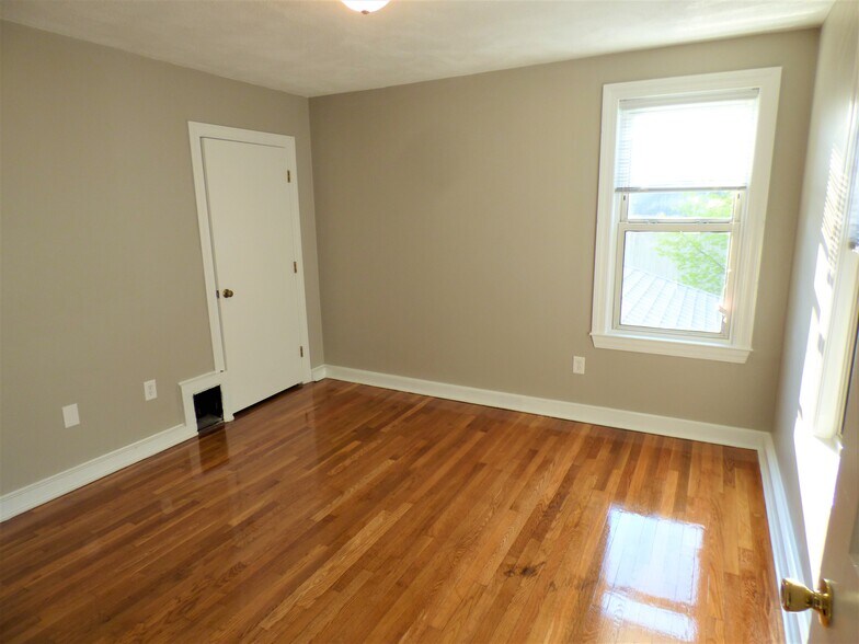 Building Photo - 10 Stearns St