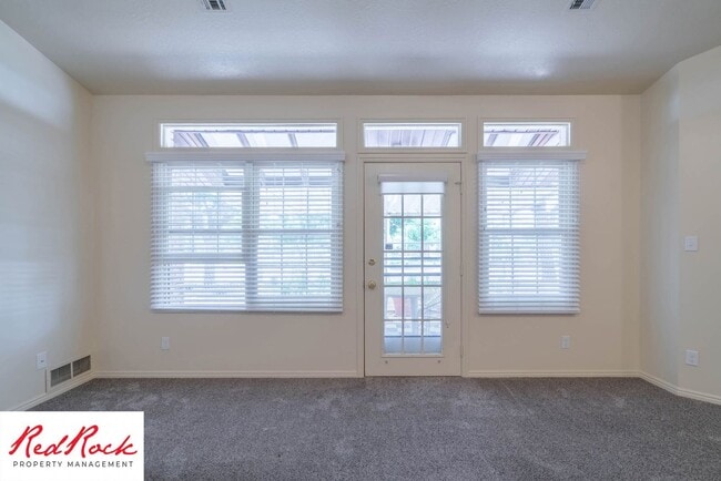 Building Photo - 3 Bedroom End Unit Home in Downtown St. George