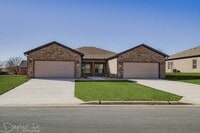 Building Photo - Big Creek Golf Course - 3 Bed 2 Bath Double Garage