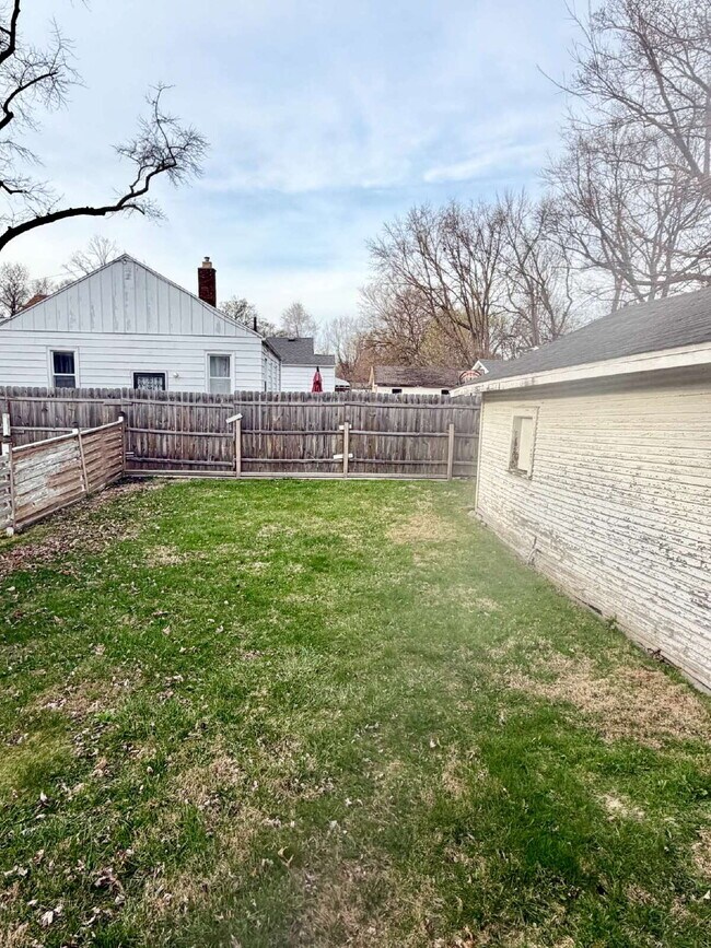 Building Photo - 3 Bedroom with a bonus room, 1 Bath Available!