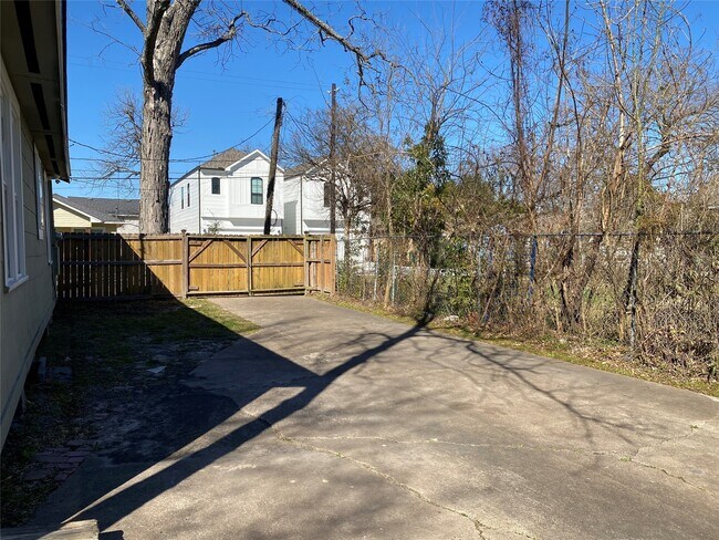 Building Photo - 1114 E 27th St