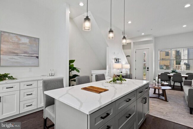 Building Photo - 2235 Hope St