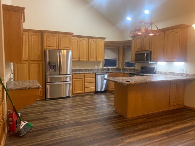 Building Photo - Spacious 5-Bedroom Home in Desirable Briar...