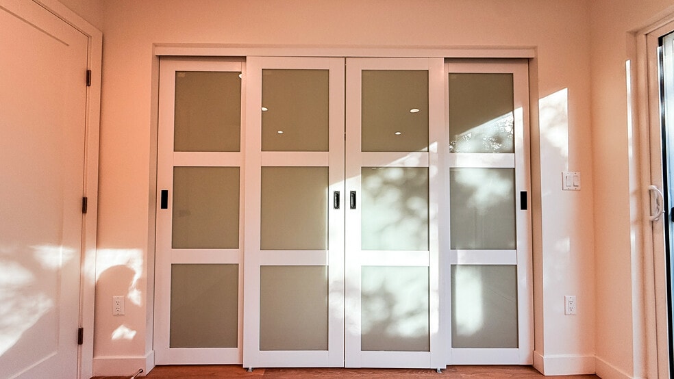 Building Photo - 546 W Ash Ave