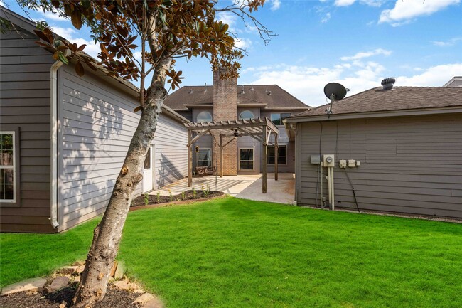 Building Photo - 11930 Carriage Hill Dr