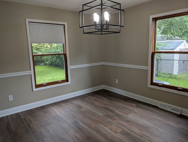 Building Photo - Spacious 4 bedroom 3 bathroom family home in Neenah
