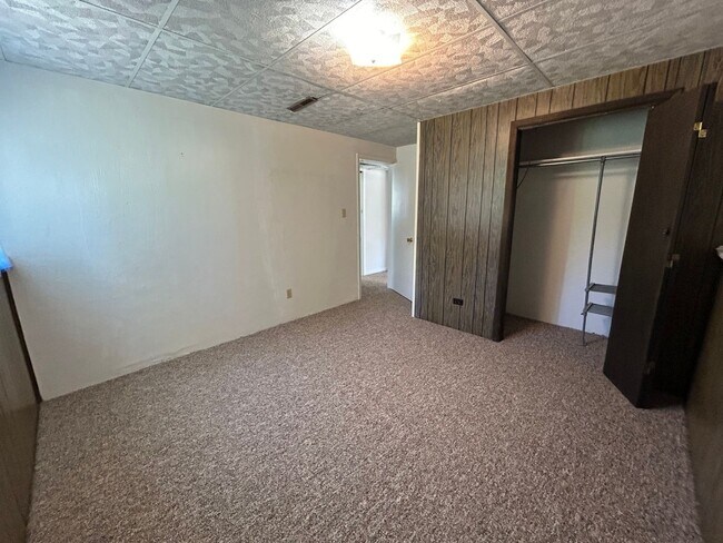 Building Photo - 5 Bed 2 Bath Home with 2 Car Attached Gara...
