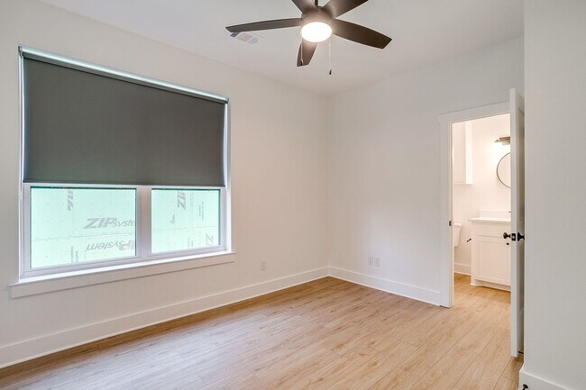 Building Photo - 2347 Benbrook Blvd