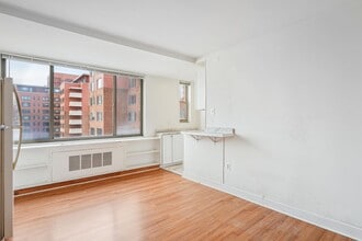 Building Photo - Charming & Bright Studio at River Place North