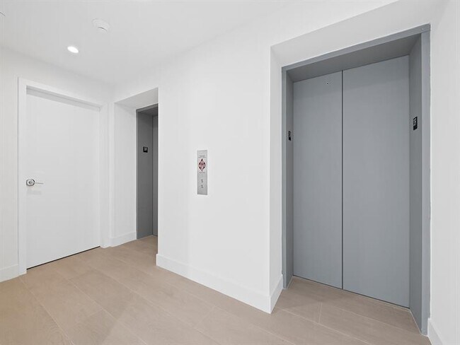 Building Photo - 700 NE 24th St