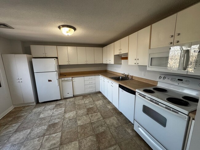 Building Photo - Bright & Spacious Condo in North Medford