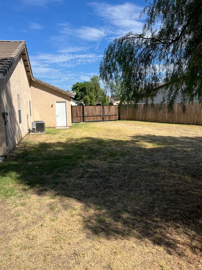 Building Photo - 4 Bedroom, 2 Bathroom Home with a Pool in ...