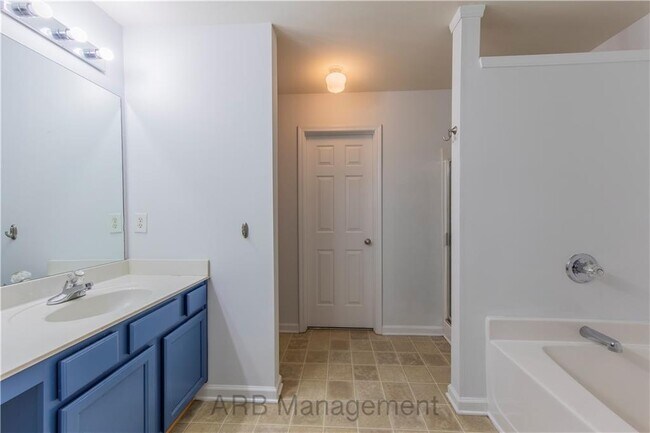 Building Photo - 4922 Sherwood Way