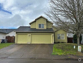 Building Photo - Large 4 Bedroom 2.5 bath 2 Story Home Redu...