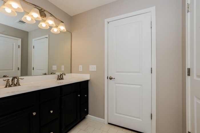 Building Photo - 1543 Oak Dr