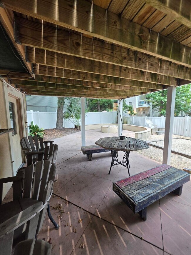 Building Photo - MID ISLAND - YATCH COVE